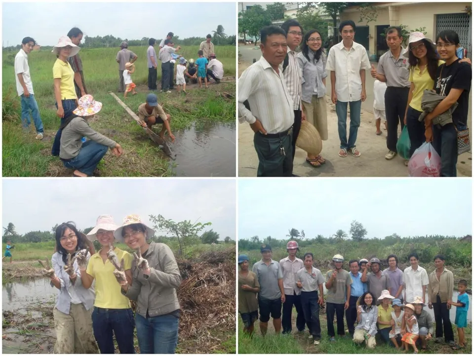Tình nguyện viên Green for Vietnam cùng nông dân trong chuyến trải nghiệm nông nghiệp, 2009–2011: lội mương, chụp ảnh chung giữa đồng