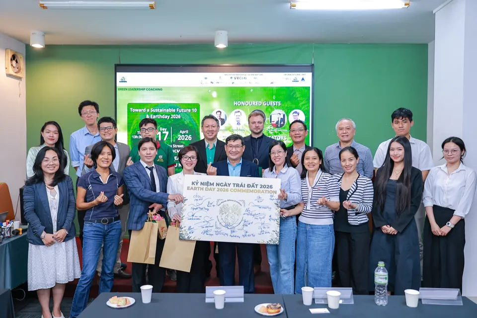 Cộng đồng GLC cùng khách mời bên bảng ký tên Kỷ niệm Ngày Trái Đất 2026 tại Sustainable Future 10